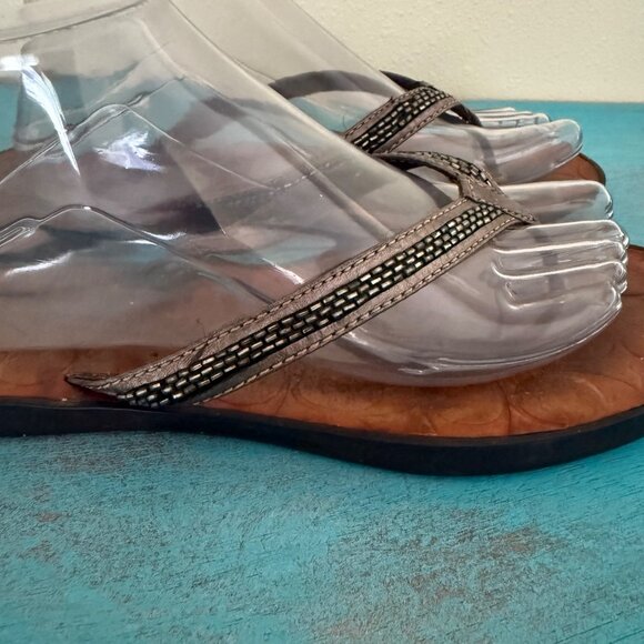 COACH Laurel Leather Silver Gray Bugle Beaded Flip Flop Sandals Sz 9.5 - Picture 4 of 11